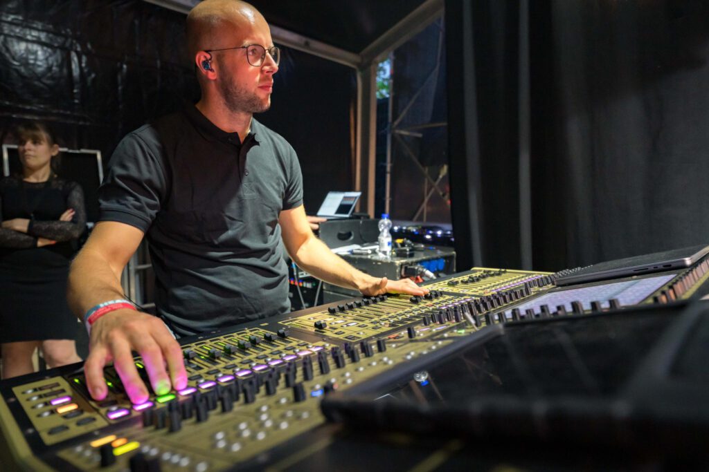 Technicus audio, licht en geluid van Bangma Sounds. Amsterdam, Sneek, Heerenveen, Joure, Bolsward, Leeuwarden, techniek huren